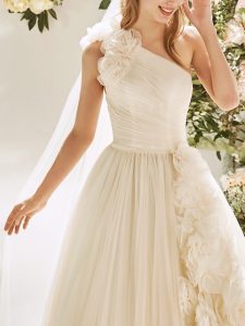 Robe de Mariée Décolleté Asymétrique collection 2020 boutique paris