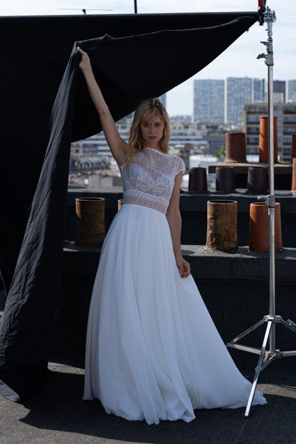 Robe de mariée, dentelle de Calais, décolleté bateau, mousseline.