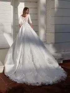 Robe de mariée princesse en mikado avec décolleté en V